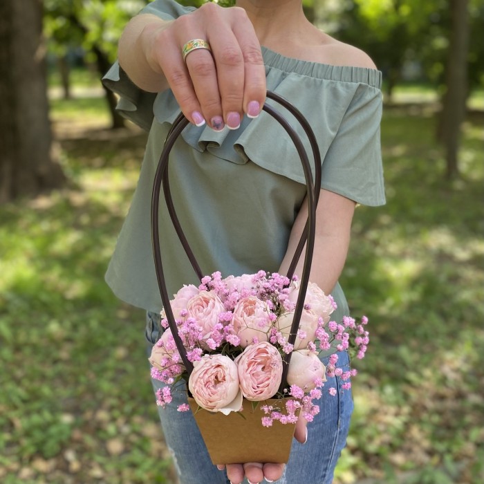 Композиция с кустовой пионовидной розой Мансфилд парк в сумочке