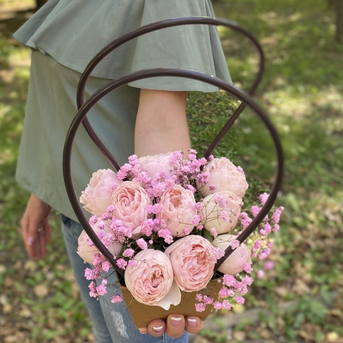 Композиция с кустовой пионовидной розой Мансфилд парк в сумочке