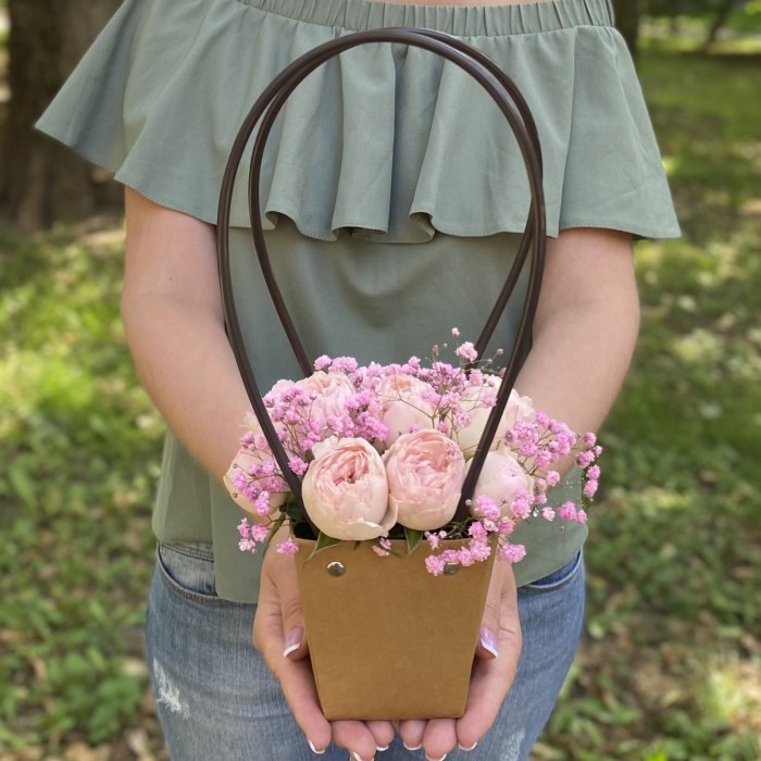 Композиция с кустовой пионовидной розой Мансфилд парк в сумочке