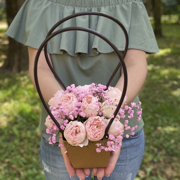 Композиция с кустовой пионовидной розой Мансфилд парк в сумочке