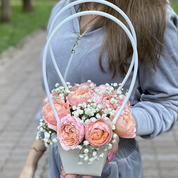 Композиция с  пионовидной розой Джульетта и гипсофилой в сумочке