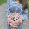 Композиция с  пионовидной розой Джульетта и гипсофилой в сумочке