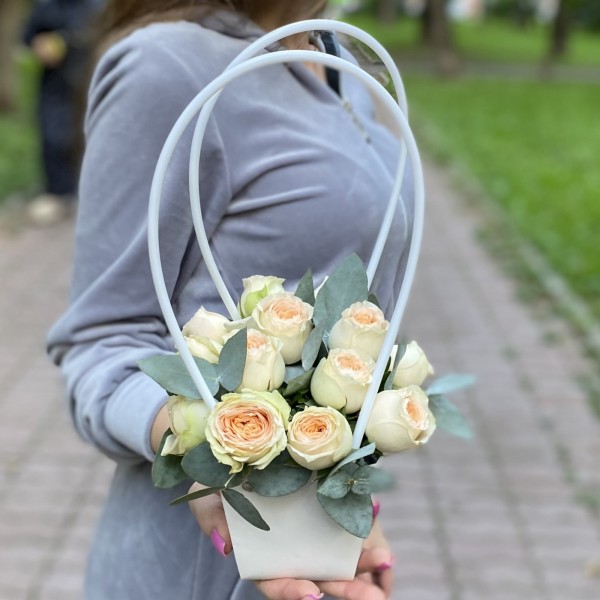 Композиция с кустовой пионовидной розой Павлова в сумочке