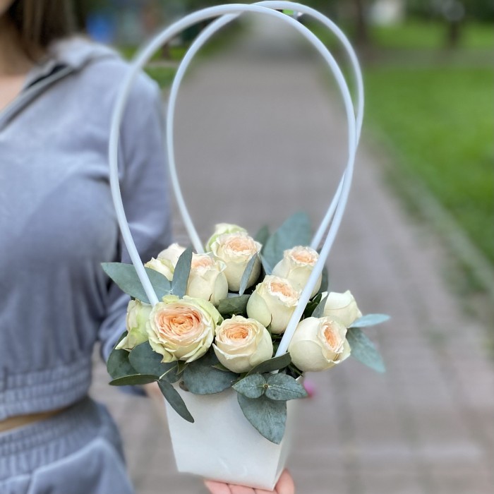 Композиция с кустовой пионовидной розой Павлова в сумочке