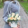 Композиция с кустовой пионовидной розой Павлова в сумочке
