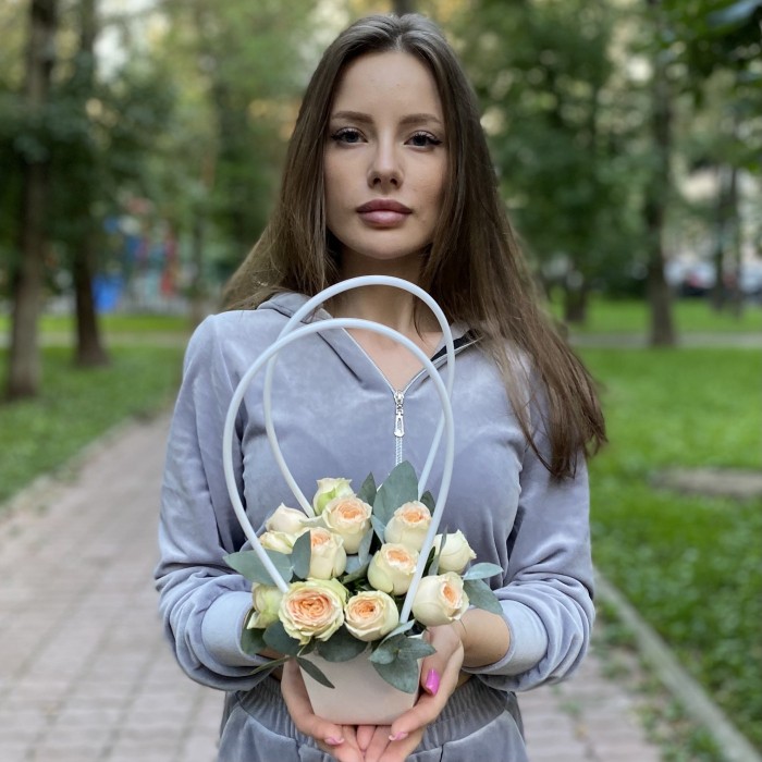 Композиция с кустовой пионовидной розой Павлова в сумочке