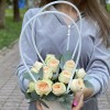 Композиция с кустовой пионовидной розой Павлова в сумочке