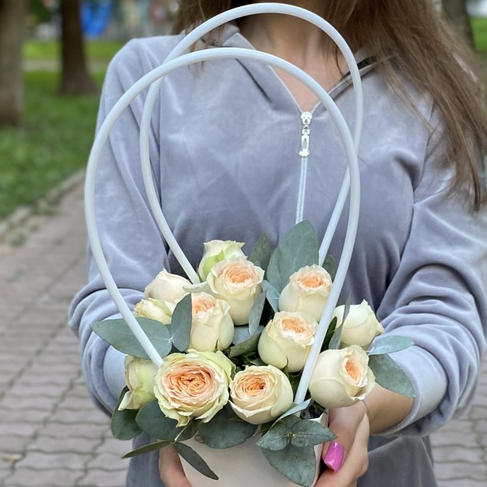 Композиция с кустовой пионовидной розой Павлова в сумочке