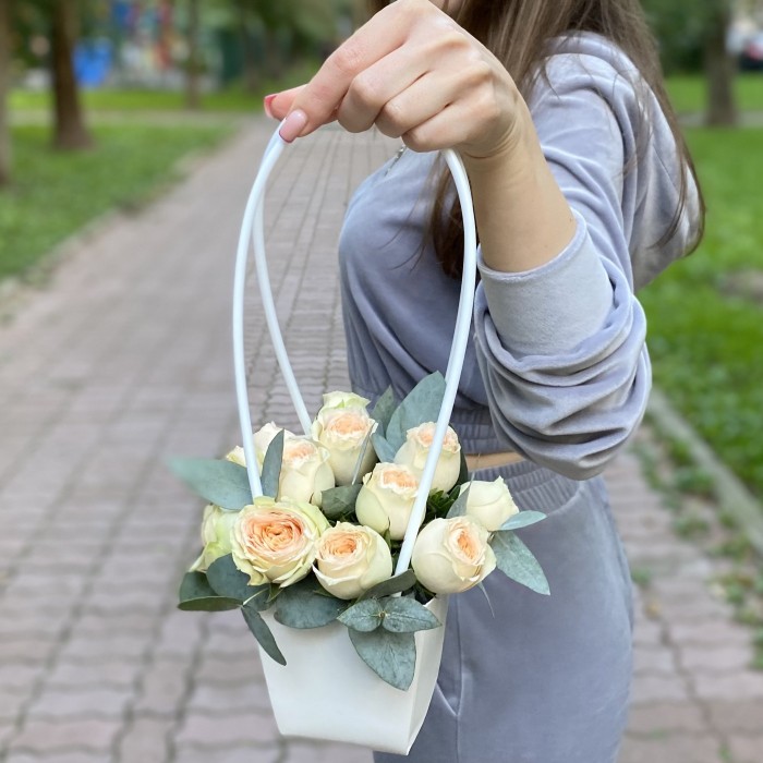 Композиция с кустовой пионовидной розой Павлова в сумочке