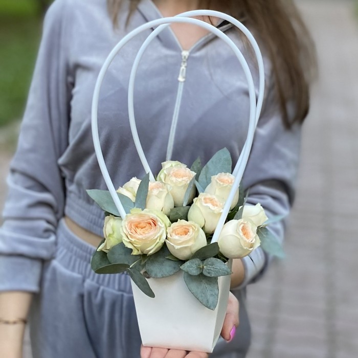 Композиция с кустовой пионовидной розой Павлова в сумочке