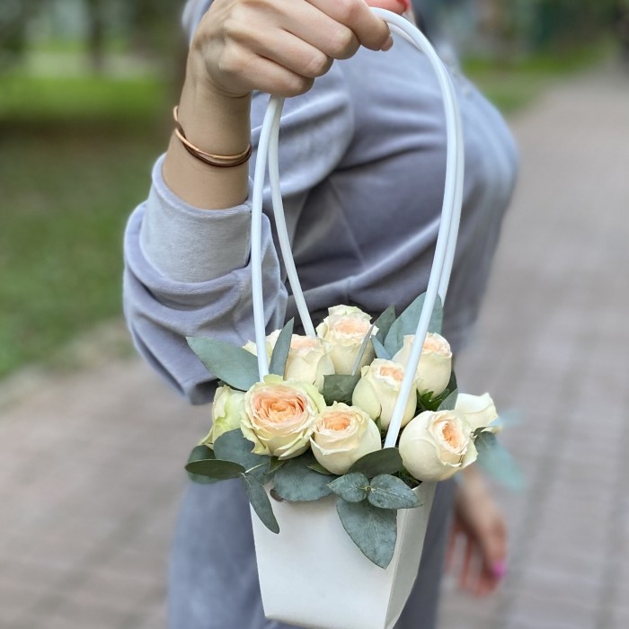 Композиция с кустовой пионовидной розой Павлова в сумочке