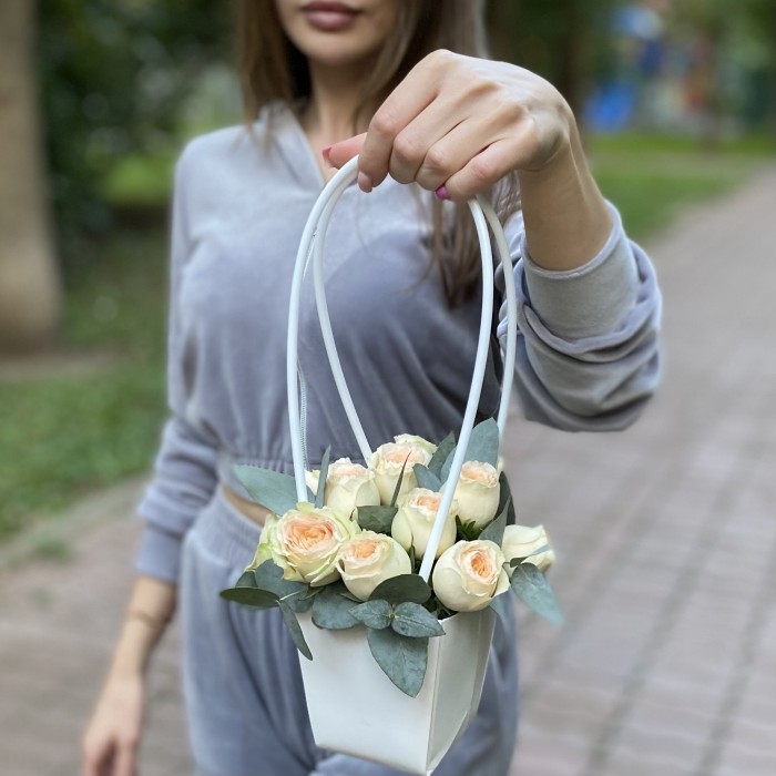 Композиция с кустовой пионовидной розой Павлова в сумочке