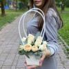 Композиция с кустовой пионовидной розой Павлова в сумочке