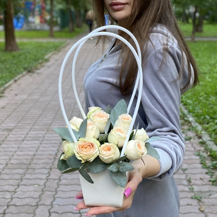 Композиция с кустовой пионовидной розой Павлова в сумочке