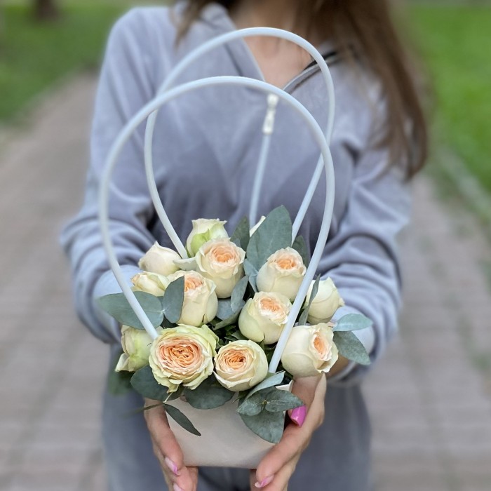 Композиция с кустовой пионовидной розой Павлова в сумочке