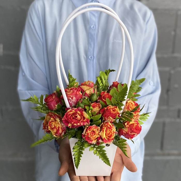 Кустовая роза Файер флэш в сумочке