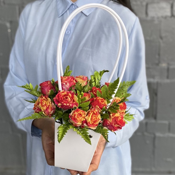 Кустовая роза Файер флэш в сумочке