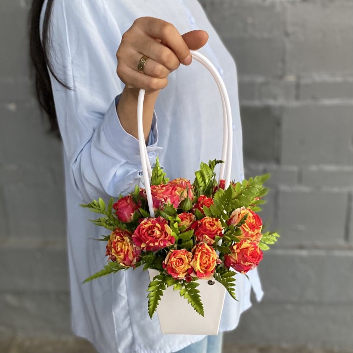 Кустовая роза Файер флэш в сумочке