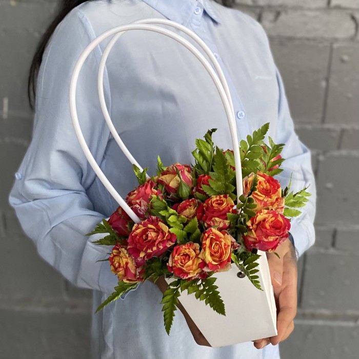 Кустовая роза Файер флэш в сумочке