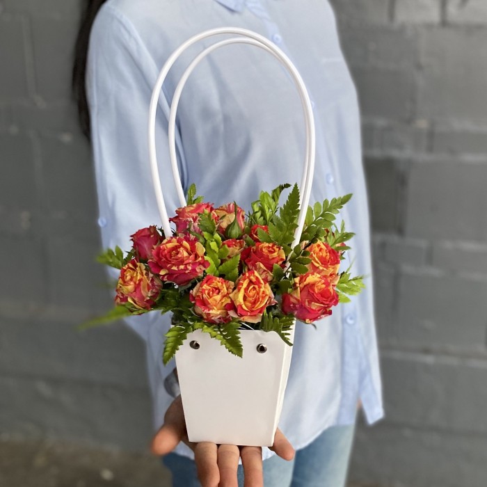 Кустовая роза Файер флэш в сумочке