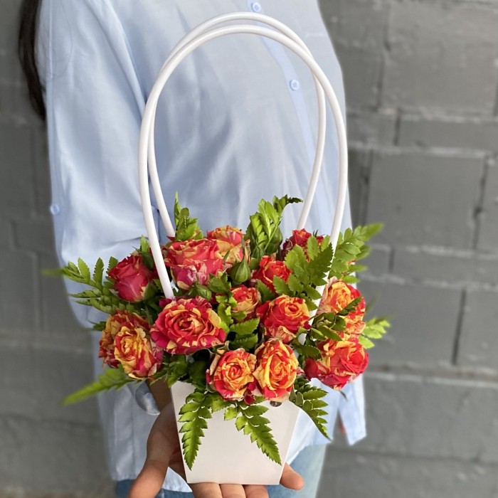 Кустовая роза Файер флэш в сумочке