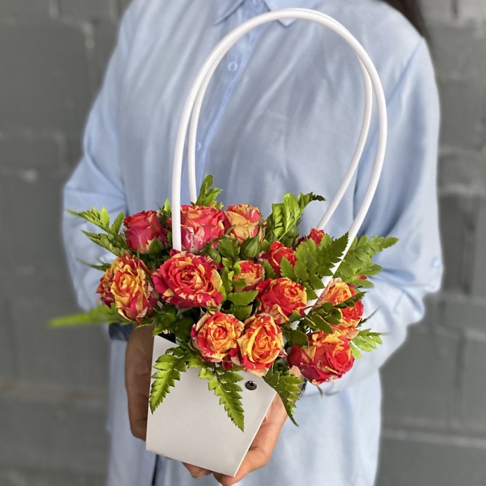 Кустовая роза Файер флэш в сумочке