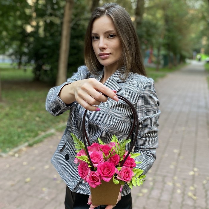 Кустовая роза Рупски в сумочке