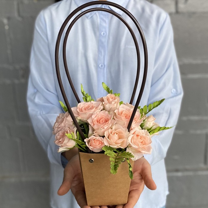 Кустовая персиковая роза Свит Сара в сумочке