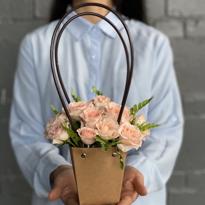 Кустовая персиковая роза Свит Сара в сумочке