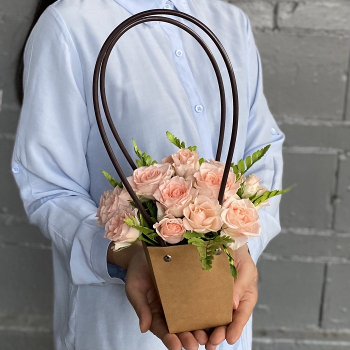 Кустовая персиковая роза Свит Сара в сумочке