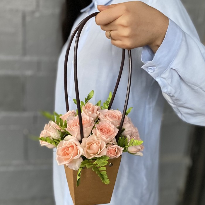 Кустовая персиковая роза Свит Сара в сумочке