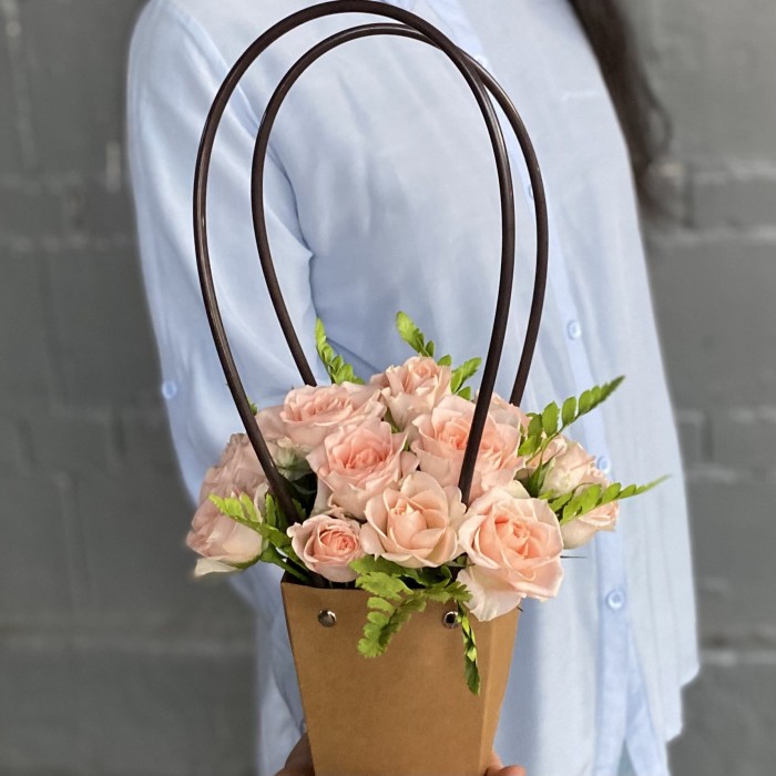 Кустовая персиковая роза Свит Сара в сумочке