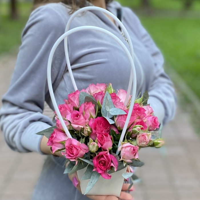 Композиция с кустовой розой Рупски в сумочке