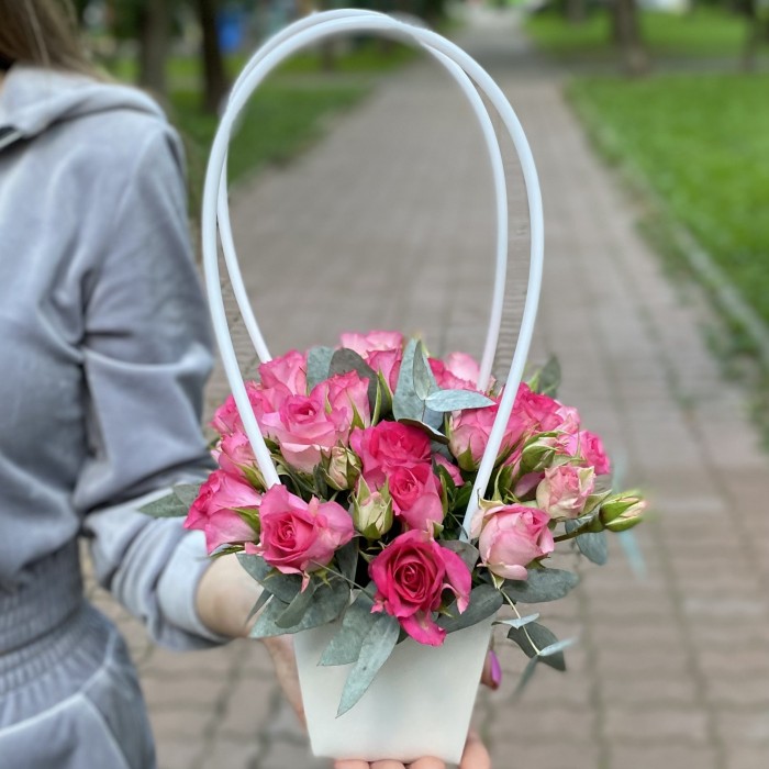 Композиция с кустовой розой Рупски в сумочке