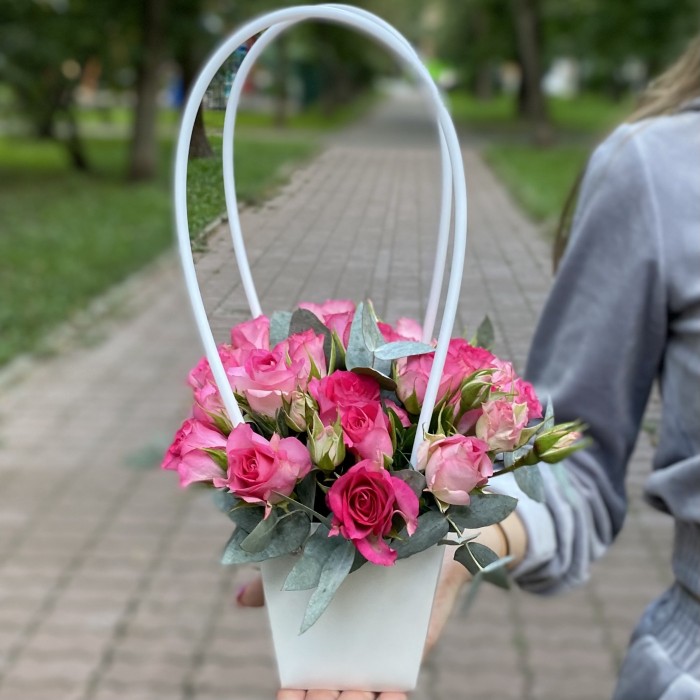 Композиция с кустовой розой Рупски в сумочке