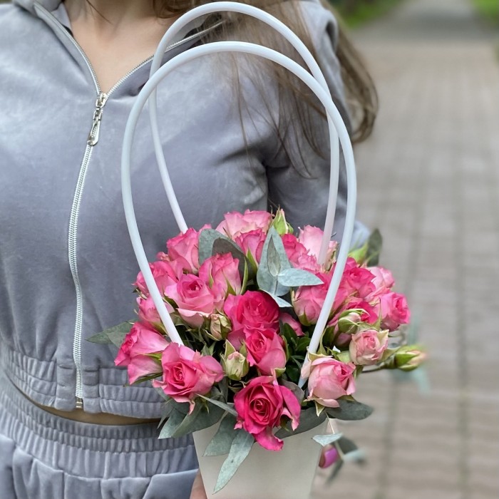 Композиция с кустовой розой Рупски в сумочке