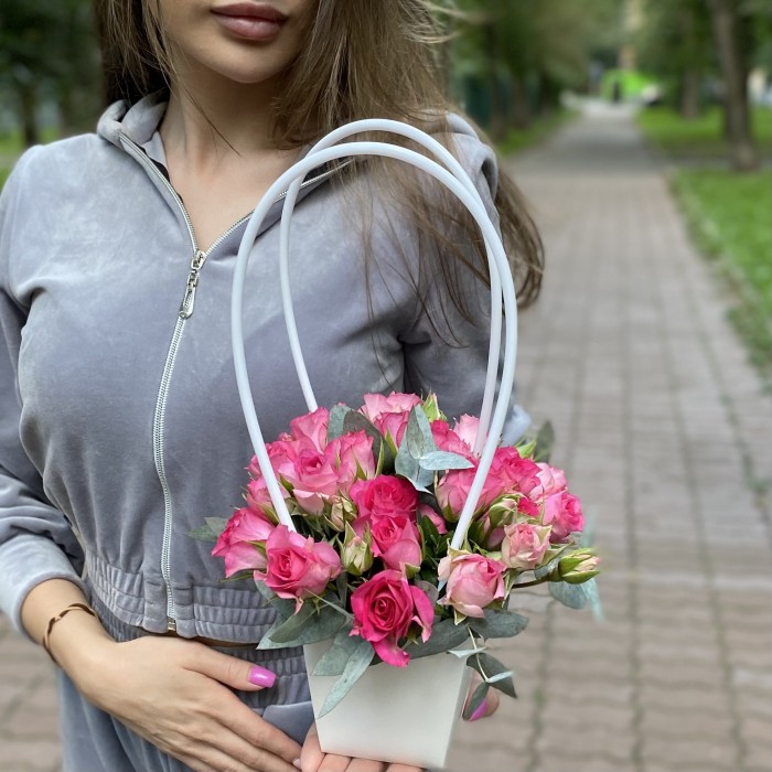 Композиция с кустовой розой Рупски в сумочке