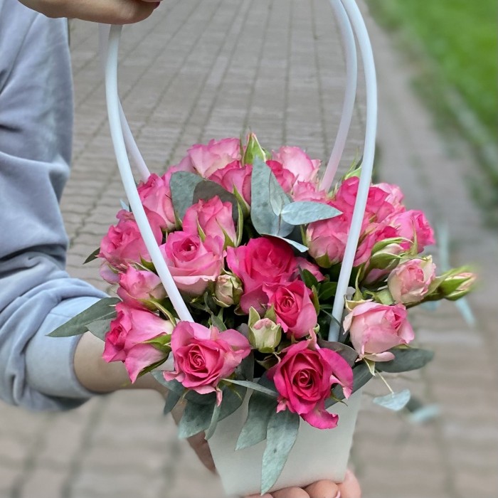 Композиция с кустовой розой Рупски в сумочке