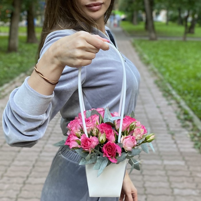 Композиция с кустовой розой Рупски в сумочке