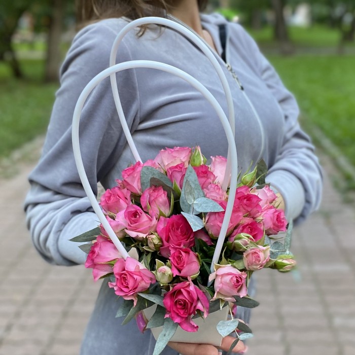Композиция с кустовой розой Рупски в сумочке
