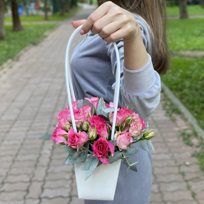 Композиция с кустовой розой Рупски в сумочке