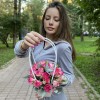 Композиция с кустовой розой Рупски в сумочке