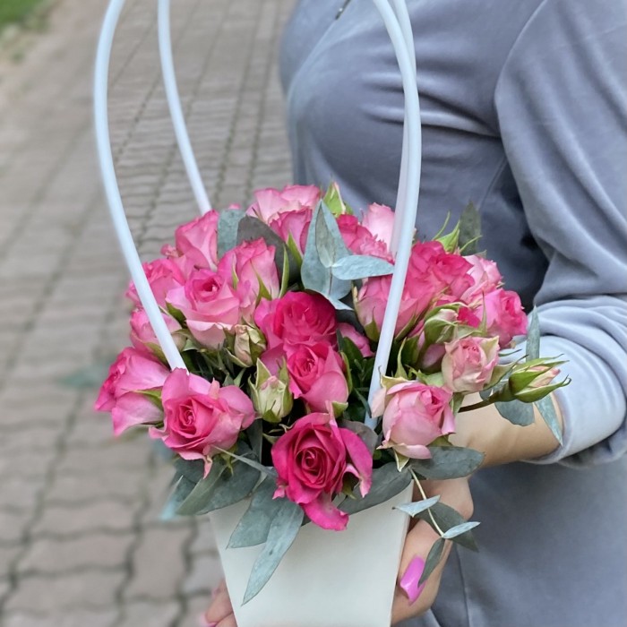 Композиция с кустовой розой Рупски в сумочке