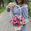 Композиция с кустовой розой Рупски в сумочке
