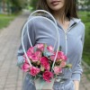 Композиция с кустовой розой Рупски в сумочке