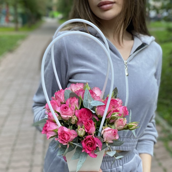 Композиция с кустовой розой Рупски в сумочке