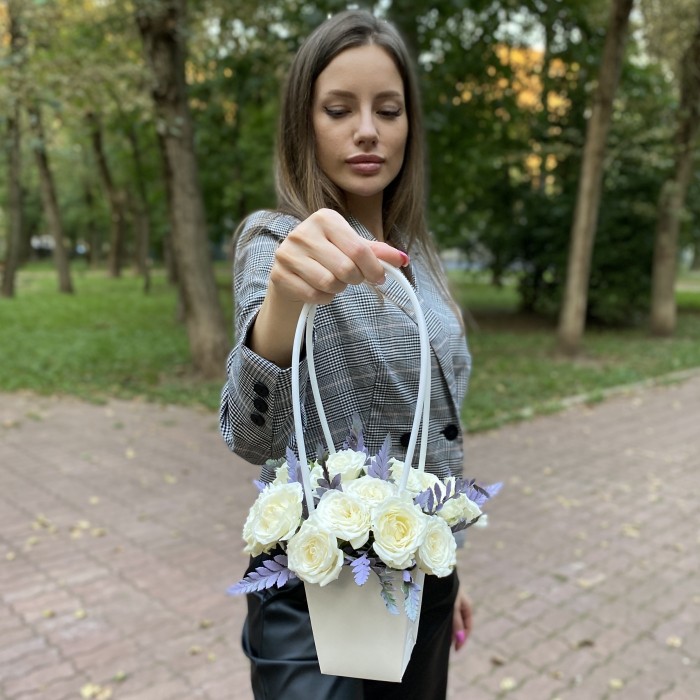 Композиция с кустовой розой Сноу бабл в сумочке