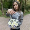 Композиция с кустовой розой Сноу бабл в сумочке