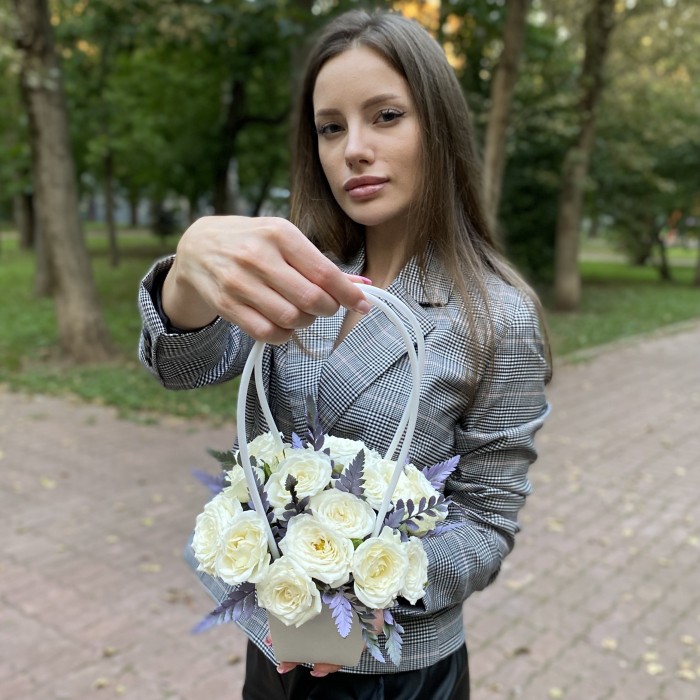 Композиция с кустовой розой Сноу бабл в сумочке