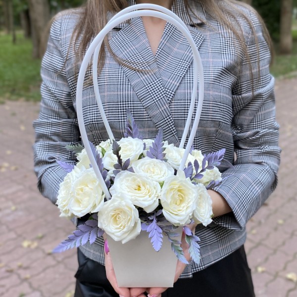 Композиция с кустовой розой Сноу бабл в сумочке